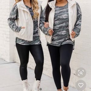 Pink lily New cream vest sz small